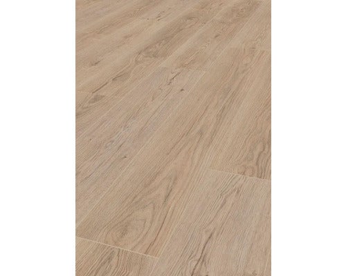 Verlegung von hellem Laminatboden mit Holzmaserung