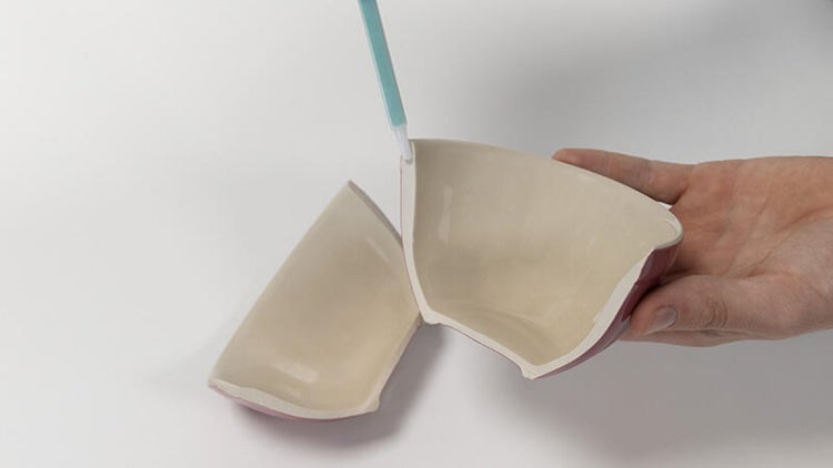 Zerbrochene Keramikschale wird mit Klebstoff repariert