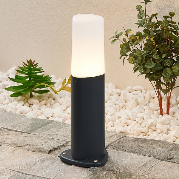 Kinderzimmer mit Gitterbett, Spielzeug und Herz Wandaufkleber für eine helle und organisierte Atmosphäre.