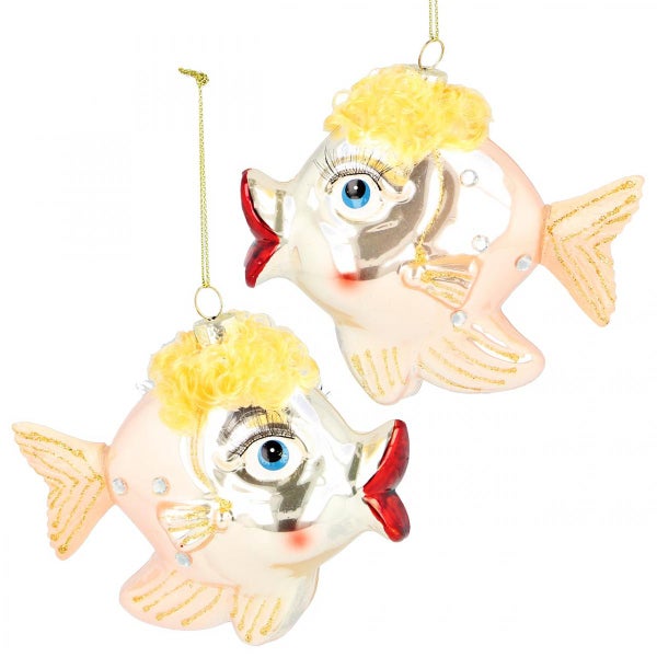 Zwei Fisch Christbaumkugeln mit blondem Haar und Kussmund als Weihnachtsdekoration