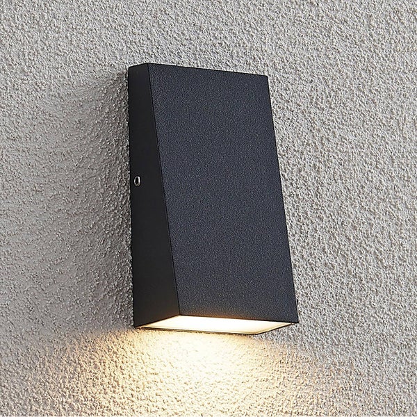 Rechteckige moderne Außenwandleuchte in Schwarz mit Lichtaustritt nach unten.