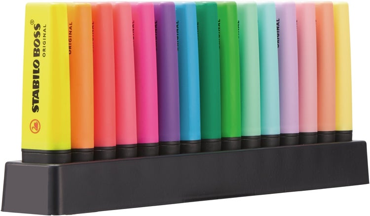 Set mit fünfzehn Stabilo Boss Original Textmarkern in verschiedenen Farben auf einem Kunststoffständer.