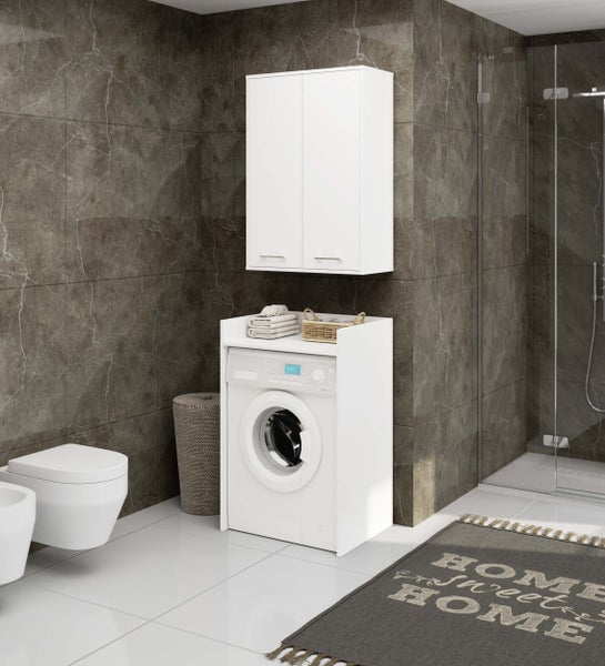 Helles Badezimmer mit Waschmaschine, Waschbecken, Toilette, Duschkabine und Badezimmermöbeln für eine ordentliche Atmosphäre