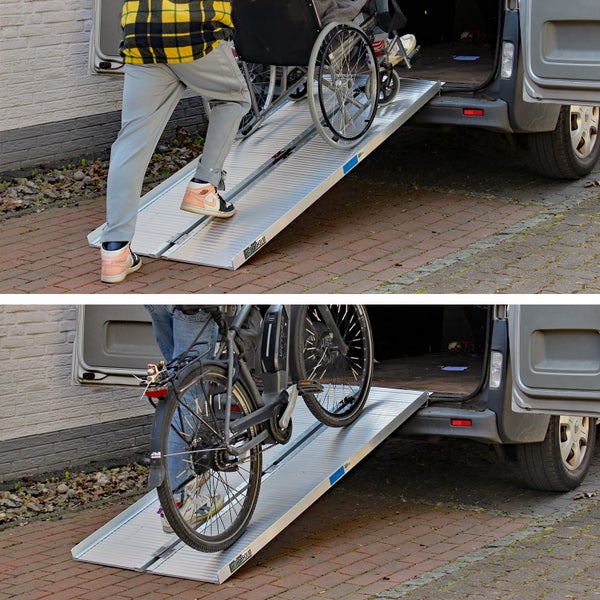 Teleskopierbare Auffahrrampe aus Aluminium zum Verladen von Rollstuhl und Fahrrad in einen Transporter.