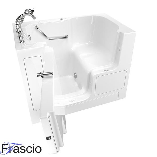 Gartenszene mit Hochbeet, Folientunnel und Gärtner mit Gartenschlauch