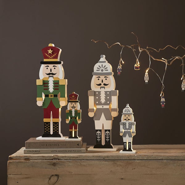 Dekorative Nussknackerfiguren aus Holz in verschiedenen Größen als Weihnachtsdekoration