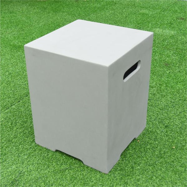 Würfelförmiger Gartenhocker oder Beistelltisch in Betonoptik mit seitlicher Griffmulde.