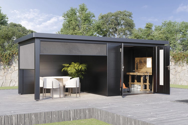 Modernes Gartenhaus mit überdachter Terrasse und integriertem Lagerraum auf einer Holzterrasse mit Sitzbereich und Werkbank.