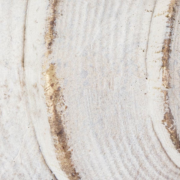 Nahaufnahme einer weißen, strukturierten Oberfläche mit braunen Akzenten