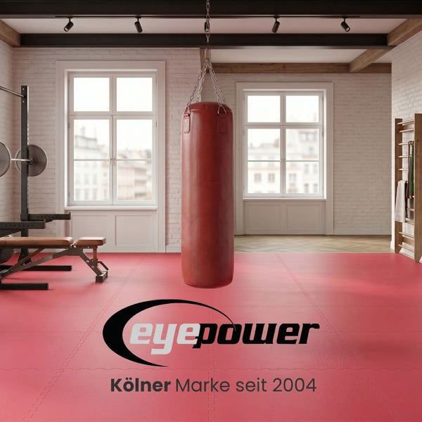 Modernes Heimfitnessstudio mit roten Bodenschutzmatten, Boxsack, Hantelbank und Sprossenwand vor einer weißen Ziegelwand. EyePower Logo.
