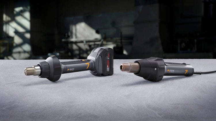 Badezimmerschrank mit offenen Schubladen gefüllt mit Badutensilien und Handtüchern.