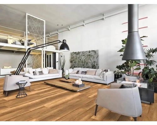 Wohnzimmer mit Holzboden, Sofas und Kamin