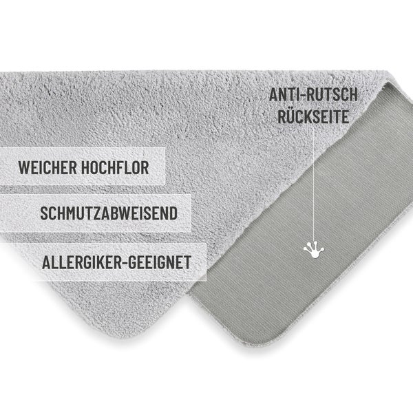 Badteppich in Grau mit weichem Hochflor, schmutzabweisend, allergikergeeignet und mit rutschhemmender Rückseite.