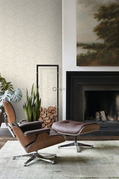 Elegantes Wohnzimmer mit gemusterter Tapete, Kamin und braunem Sessel mit Fußhocker