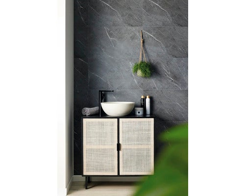 Badezimmergestaltung mit Waschtisch, Aufsatzwaschbecken, Armatur und grauer Wandfliese in Marmoroptik