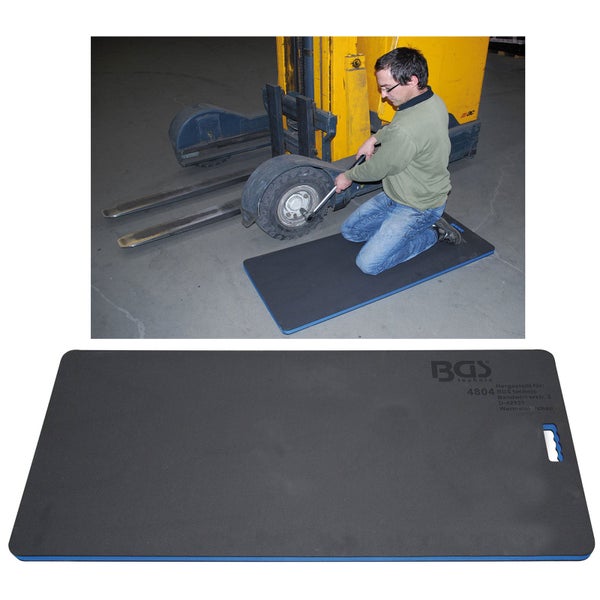 Moderne Dusch-Badewannen-Kombination mit Whirlpool-Funktion, Regendusche, Handbrause und Massage-Düsen in einer Glaskabine.