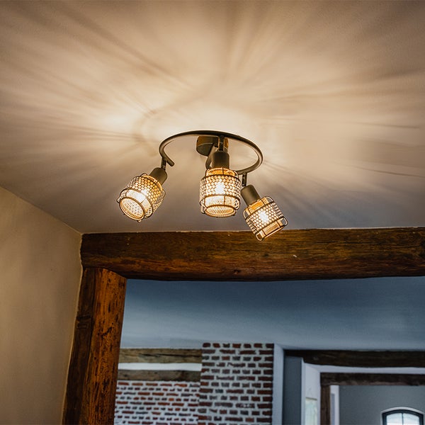 Deckenleuchte mit drei Lampen und Lampenschirmen aus Drahtgeflecht