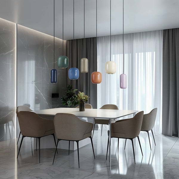 Esstisch mit mehreren farbigen Hängelampen