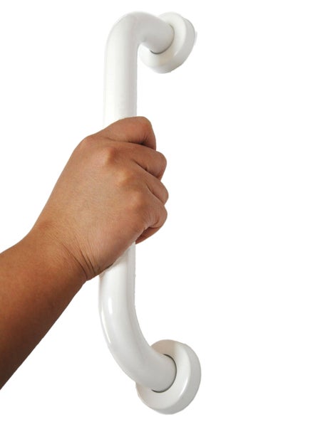Eine Hand greift einen ergonomischen Haltegriff für das Badezimmer oder die Dusche.