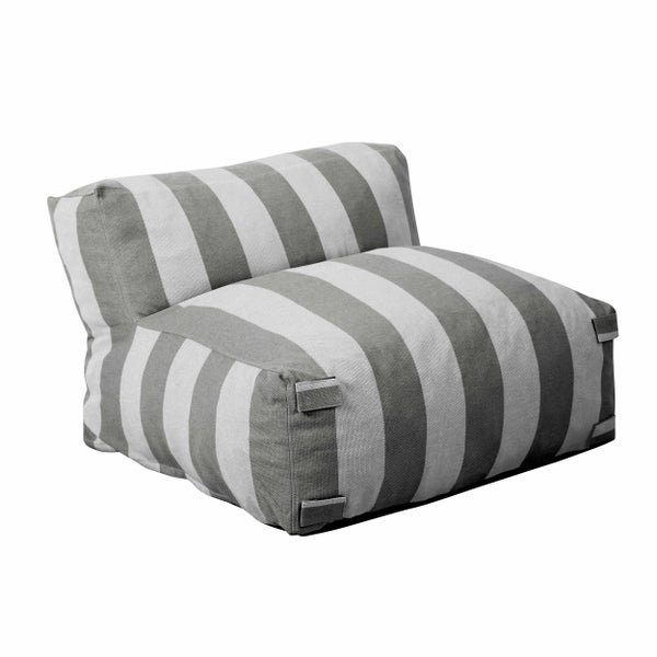 Gestreifter Outdoor-Sitzsack mit Rückenlehne und Befestigungsschlaufen.