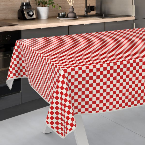 Tisch mit rot-weiß karierter Tischdecke in einer Küche
