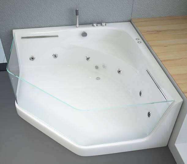 Eckbadewanne mit Whirlpoolsystem und Duschabtrennung aus Glas in einem modernen Badezimmer.