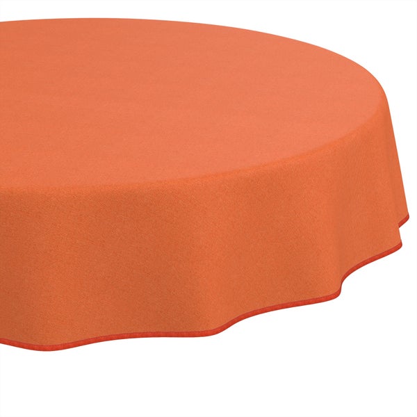 Rundes, orangefarbenes Tischtuch aus strukturiertem Stoff mit gesäumtem Rand.