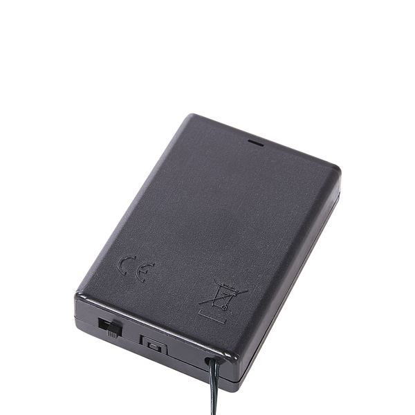 Schwarzes Batteriefach aus Kunststoff mit Ein- und Ausschalter, Anschlusskabel und CE-Kennzeichnung.
