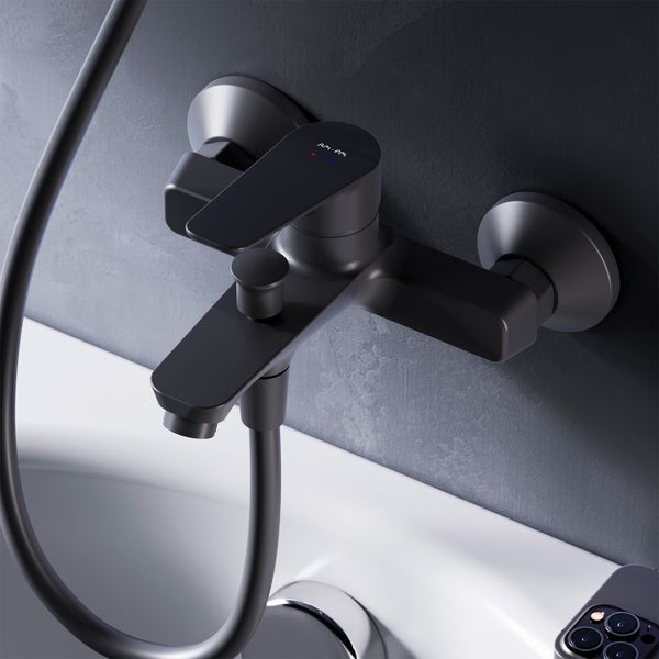 Wannenarmatur mit Duschschlauch am Waschbecken