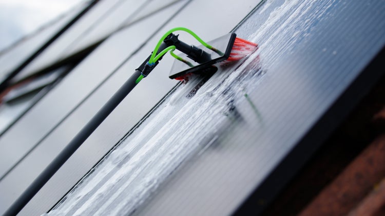 Reinigung von Solarpanelen mit einer Bürste am Teleskopstiel