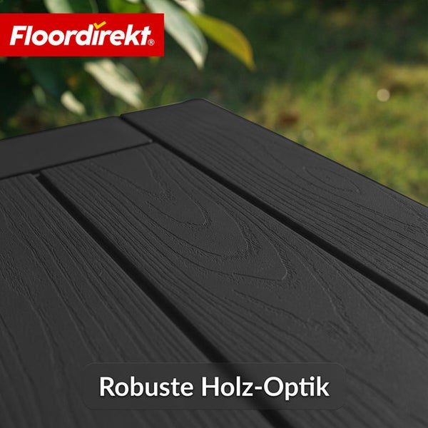 Detailaufnahme einer schwarzen Terrassendiele in robuster Holzoptik mit dem Floordirekt Logo.