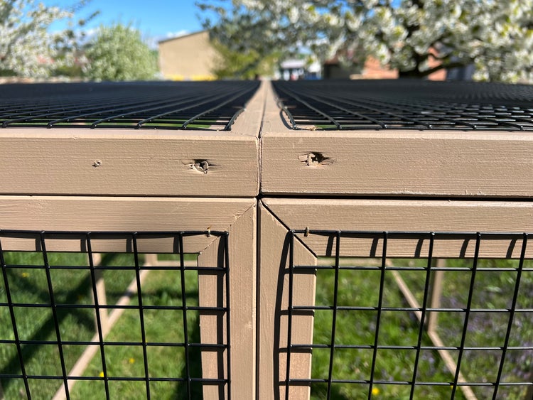 Hühnerauslauf Mitte EZ Chicken Home Beige 5,84m² 208 x 300 x 154 cm hergestellt in EU