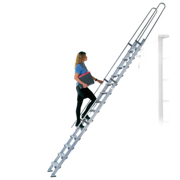 Ausziehleiter mit Benutzerin, die aufsteigt