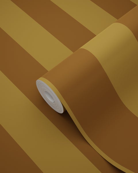 Tapetenrolle mit breiten diagonalen Streifen in verschiedenen Brauntönen.