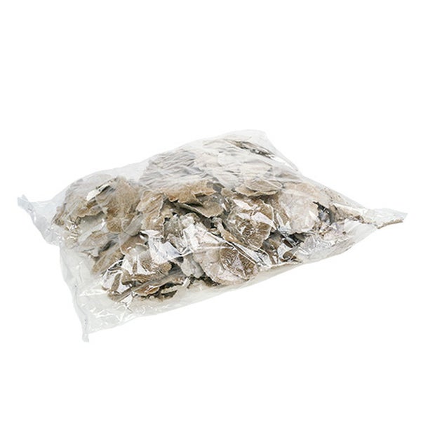 Holzflocken in einem transparenten Plastikbeutel für Dekoration oder Garten.