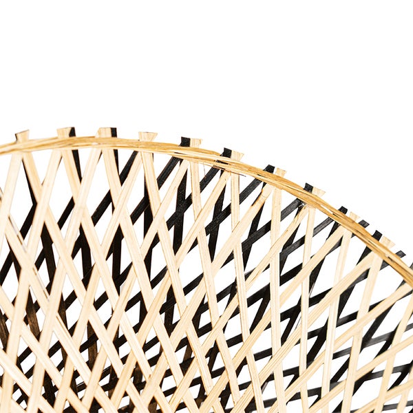 Detailaufnahme einer gewebten Bambusstruktur