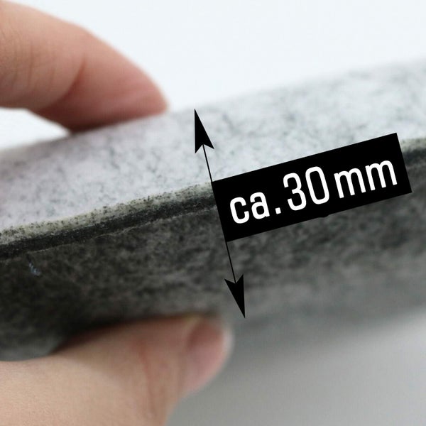 Nahaufnahme einer Steinplatte mit Angabe der Stärke von circa 30 Millimetern.