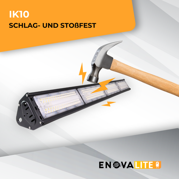 Schlagfeste LED-Leuchte mit Hammer, der auf die Leuchte schlägt
