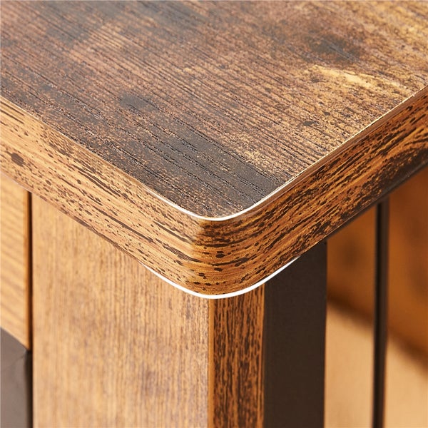 Detailaufnahme einer Tischplatte mit Holzstruktur und abgerundeter Kante.