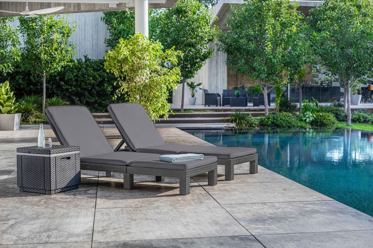 Allibert Daytona Rattanoptik Sonnenliege 2er Pack mit Ice Cube – UV- & Wetterbeständige Poolliege, Gartenliege - Inklusive Premium-Polsterauflage