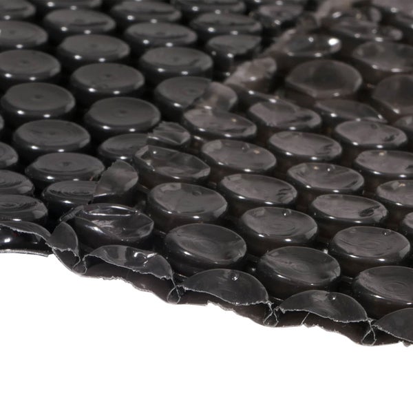 Detailaufnahme einer schwarzen Solarplane für Schwimmbecken, die Wärme speichert.