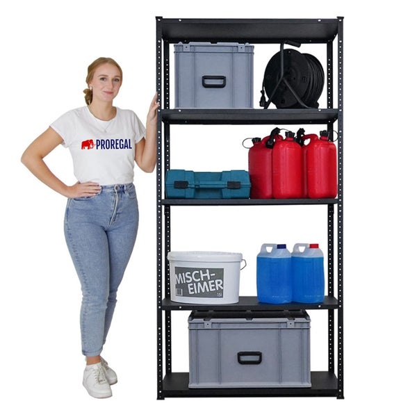 Schwarzes Metallregal mit Aufbewahrungsboxen, Werkzeugkasten, Kabeltrommel, Kanistern und Eimer