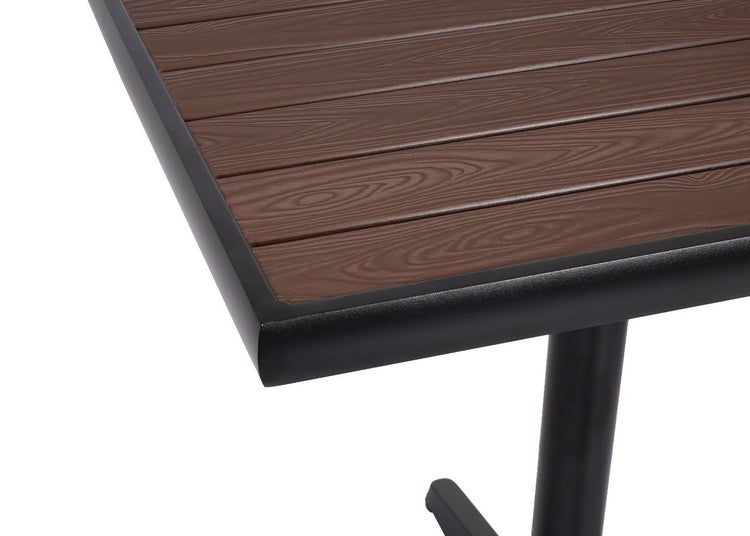 Detailansicht einer Gartentischplatte mit Holzstruktur und schwarzem Metallrahmen