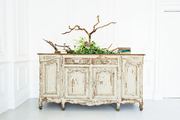 Vintage Sideboard mit Schubladen, Türen und dekorativen Elementen