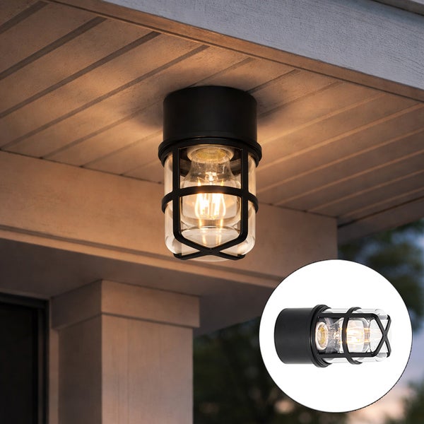 Industrielle Außen-Deckenleuchte mit schwarzem Metallkäfig und klarem Glas, montiert an einer Holzdecke und beleuchtet.