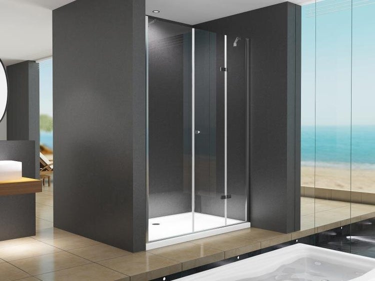 Begehbare Duschkabine mit transparenter Glaswand und Dusche