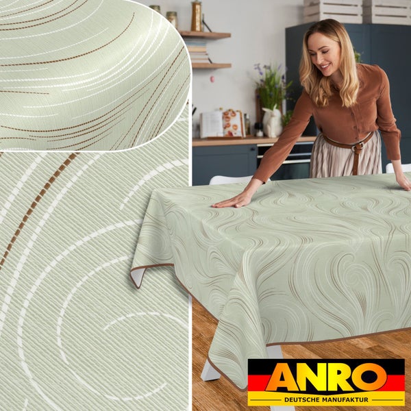 Tischdecke mit Muster auf Küchentisch