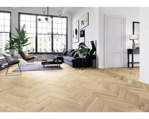 Wohnzimmer mit Fischgrätparkett, Sofa und Fenstern