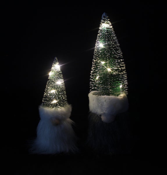 Zwei dekorative Weihnachtsbäume mit Beleuchtung und Bart
