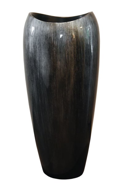 Hochglänzende Bodenvase in Schwarz und Silber mit vertikal strukturierter Oberfläche und geschwungenem Rand.
